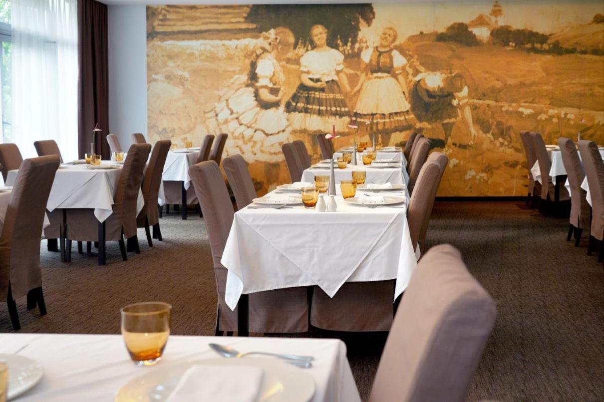 Hotel Mousson Nagymihály Kültér fotó