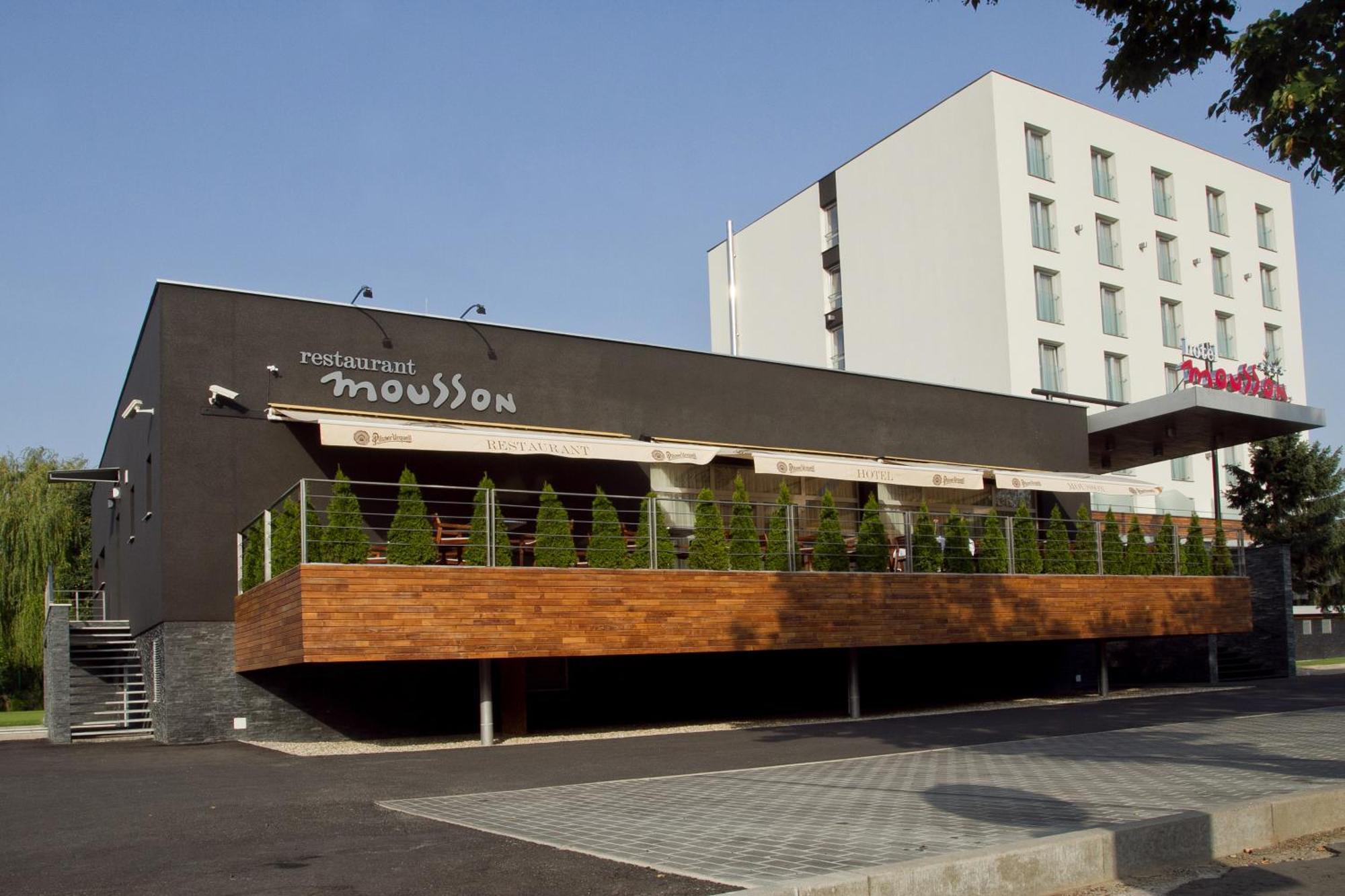 Hotel Mousson Nagymihály Kültér fotó