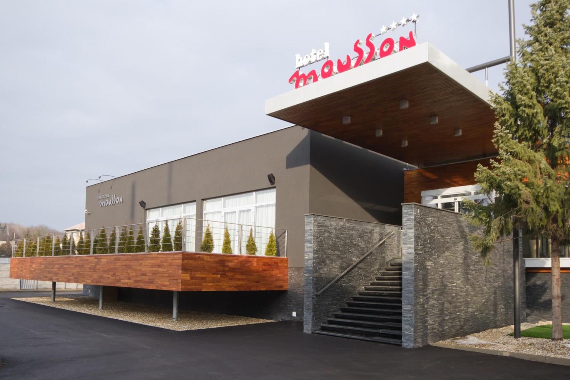 Hotel Mousson Nagymihály Kültér fotó